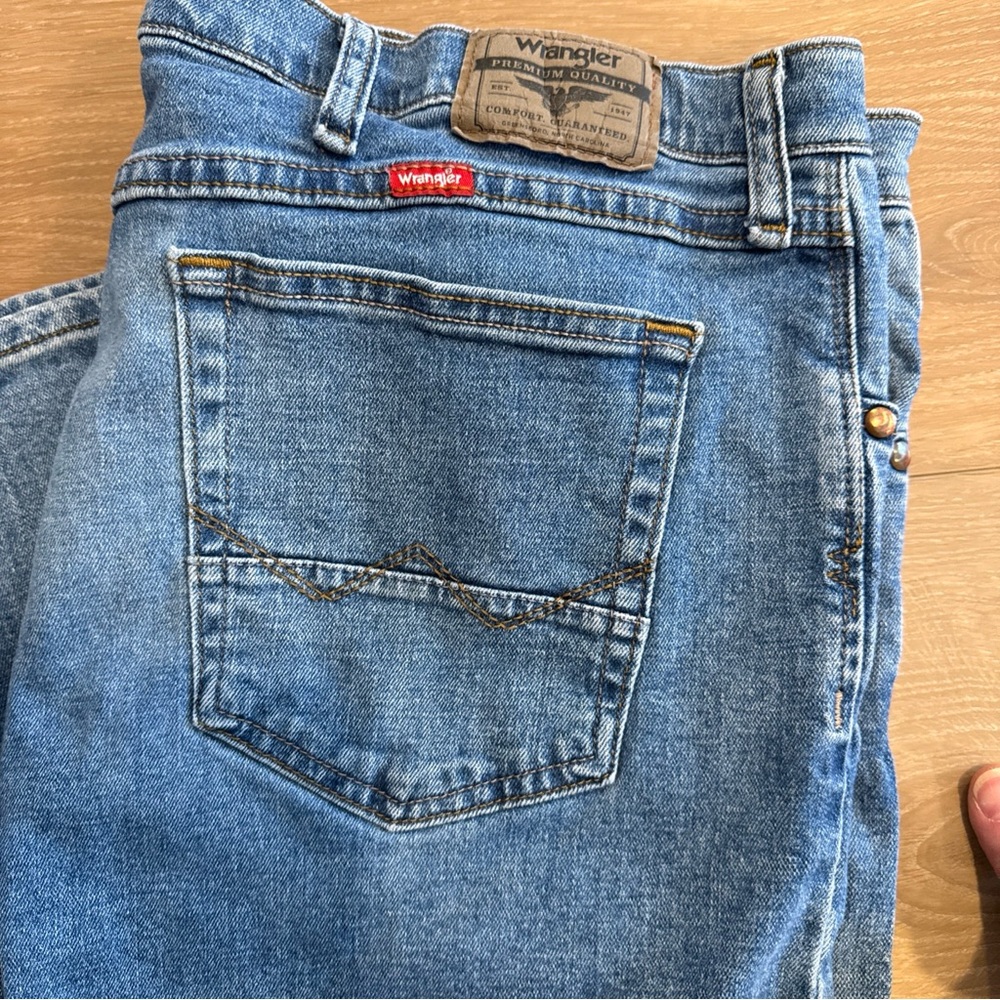 Wrangler Premium Quality Men's Jeans 38x32  Light-Medium Wash Blue Denim Comfort - Picture 2 of 15